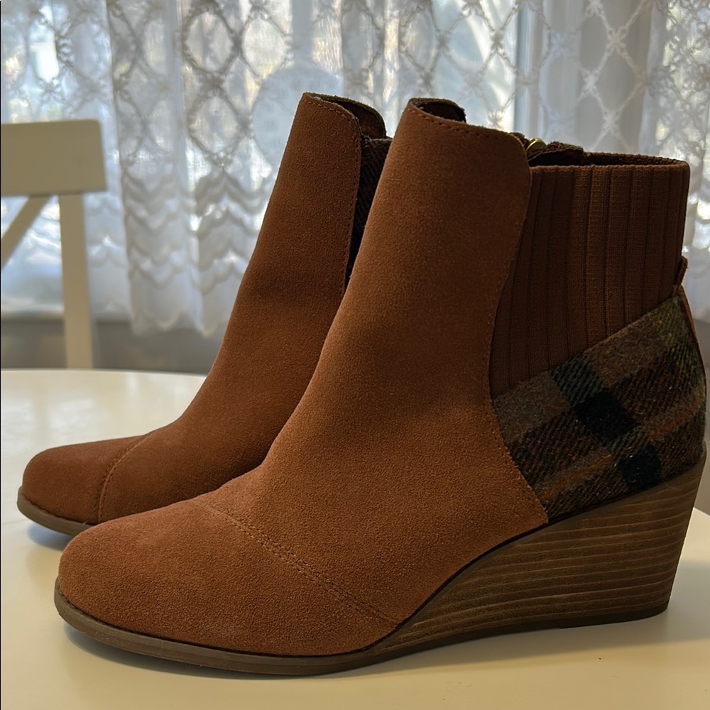Tom’s Brown Suede Ankle Boots